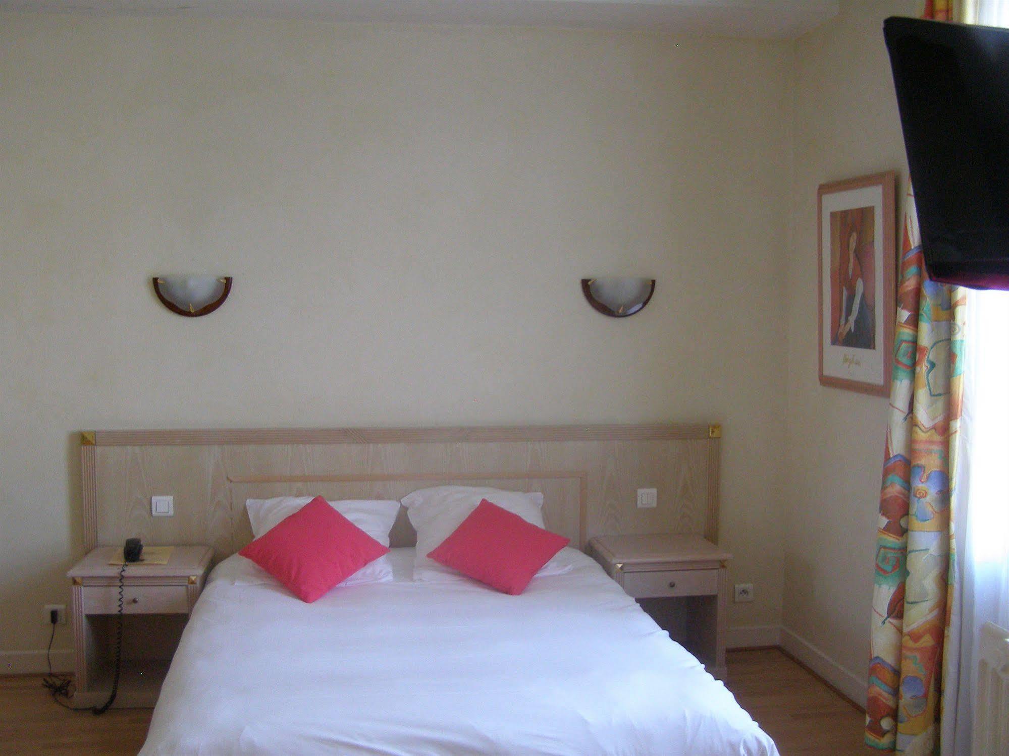 Logis Hotel-Restaurant Le Chene Vert Saint-Pourçain-sur-Sioule Eksteriør billede